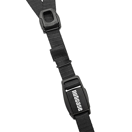 片手で簡単に操作でき、皮膚を挟まないマグネット式のバックル、Fidlock®を採用。
